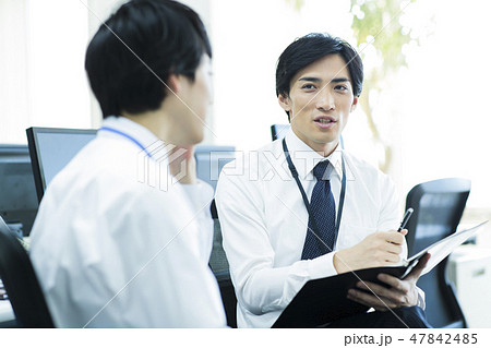 ビジネス　オフィス　新入社員　インターン　ビジネスマン 47842485