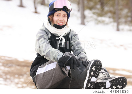 スノーボードブーツを履く女性の写真素材