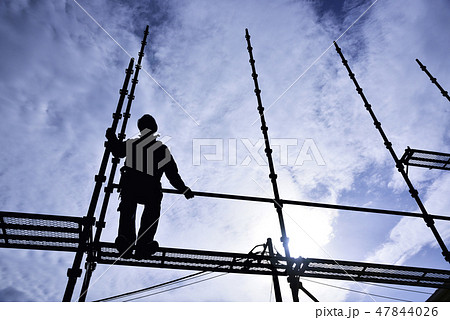 新築住宅工事現場で働く鳶職人 新築住宅工事現場で働く鳶職人 47844026