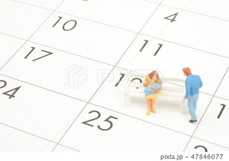 カレンダーと夫婦 47846077