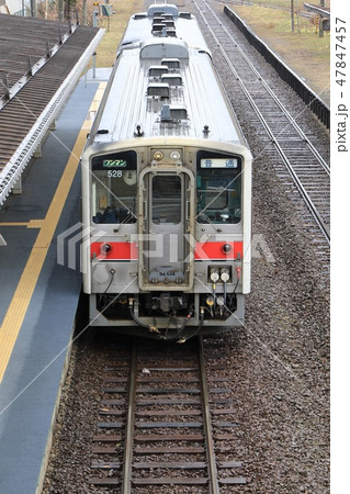 当麻駅に停車する二両編成の気動車 当麻駅に停車する二両編成の気動車 47847457