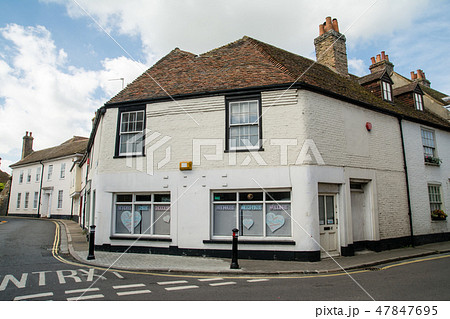 イギリス郊外の街並み 白壁とレンガの建物 イギリス郊外の街並み 白壁とレンガの建物 47847695