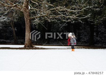 雪の降った公園で遊ぶ女の子 47848257