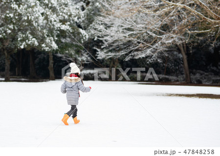 雪の降った公園で遊ぶ女の子 47848258
