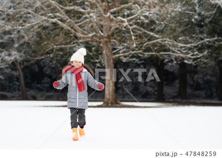 雪の降った公園で遊ぶ女の子 47848259