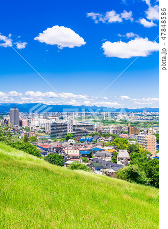 新緑の丘と住宅街 47848586