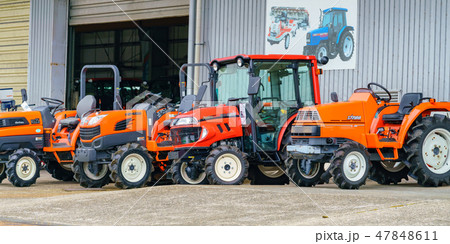 オレンジ色のトラクターの写真素材 [47848611] - PIXTA
