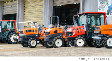 オレンジ色のトラクター 47848613