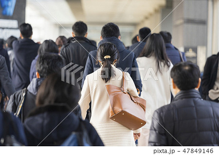 冬の女性の通勤風景 冬の女性の通勤風景 47849146