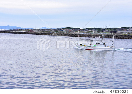 大間港を出港するマグロ一本釣り漁船 大間港を出港するマグロ一本釣り漁船 47850025