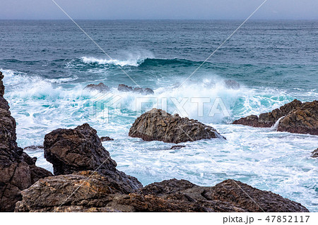 若狭湾越前 冬の海の荒波の写真素材 47852117 Pixta