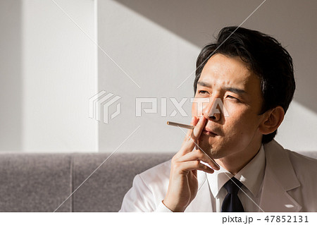 医者　たばこ 47852131