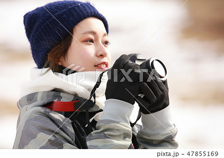 写真を撮る女性 写真を撮る女性 47855169