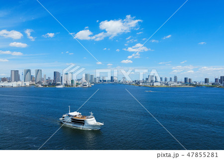 東京湾をクルージング中の大型レストラン船　ヴァンテアン 47855281