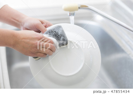 皿洗いをする女性の手 47855434