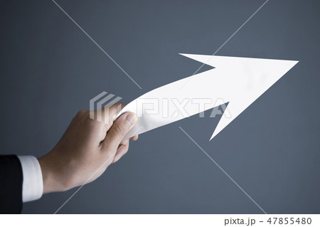 矢印を持つビジネスマン 47855480