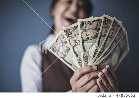 お金を持って喜ぶ主婦 お金を持って喜ぶ主婦 47855652