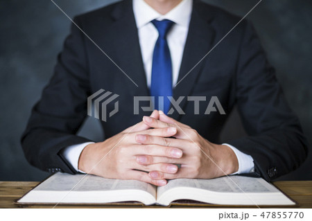相談を受けるスーツの男性 相談を受けるスーツの男性 47855770