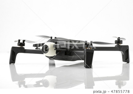 小型ドローン 白背景 47855778