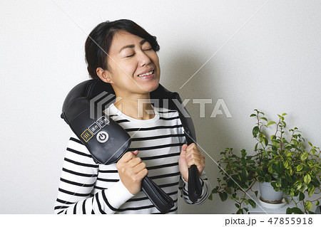 肩のマッサージをする女性 肩のマッサージをする女性 47855918