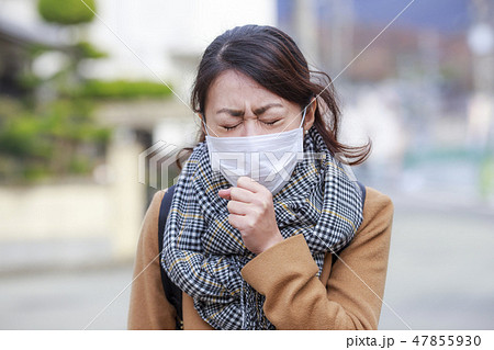 辛そうな表情しているマスクの女性 47855930
