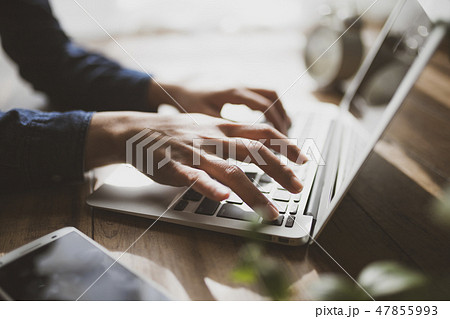 パソコンで作業をする女性 パソコンで作業をする女性 47855993