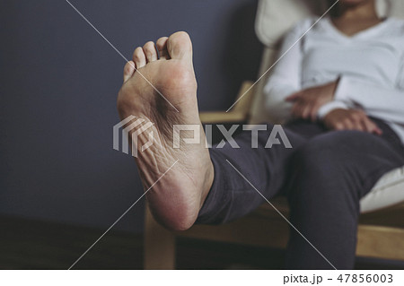 女性の足の裏 47856003