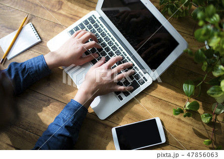パソコンで作業をする女性 47856063