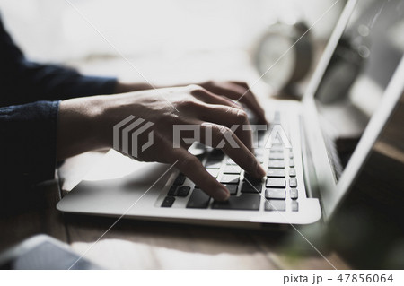 パソコンで作業をする女性 パソコンで作業をする女性 47856064