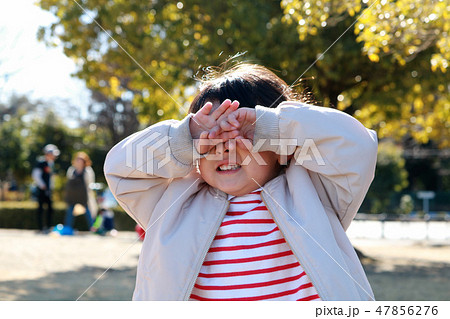顔を隠す女の子 47856276