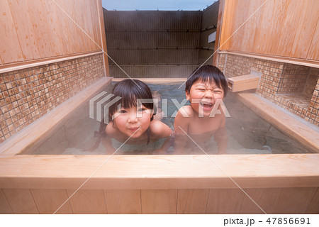 温泉に入る子供 47856691