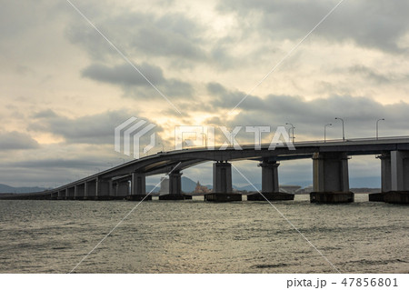 夕刻の琵琶湖大橋 47856801