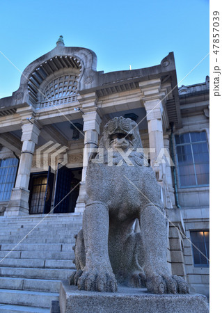 築地本願寺の獅子像と本堂 47857039