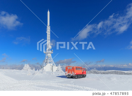 美ヶ原_電波塔と雪上車 47857893