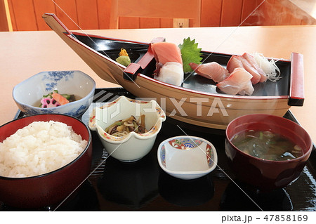 海鮮飲食店の刺身定食 47858169