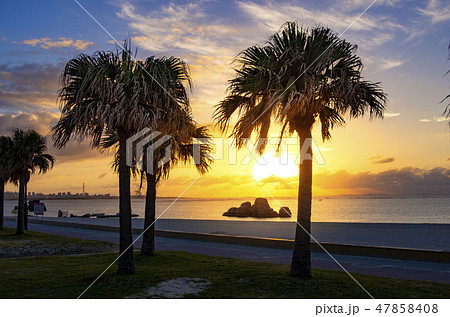 沖縄　アラハビーチの夕焼け 47858408