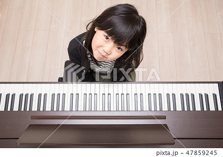 ピアノをする女の子 ピアノをする女の子 47859245