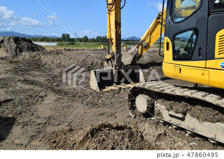 工事現場の建設機械 47860495