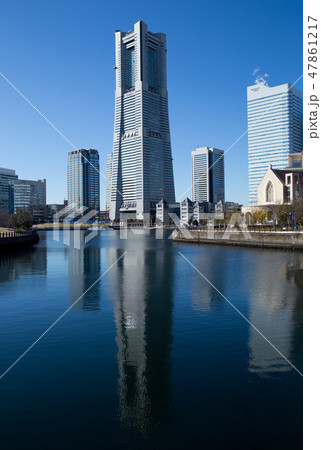 水面に写った高層ビル　横浜ランドマークタワー 47861217