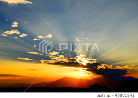 丹沢大山と上空への光芒 47861943