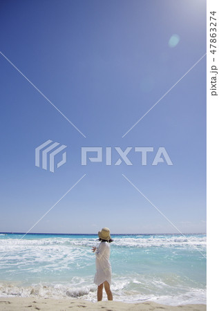 海辺の女性 47863274