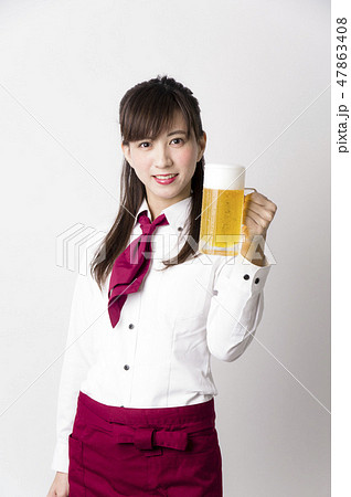 ビールジョッキを持つ女性 47863408