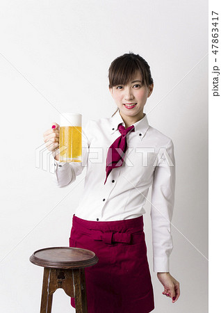 ビールジョッキを持つ女性の写真素材