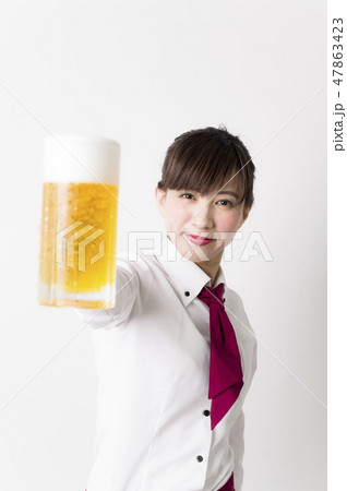 ビールジョッキを持つ女性の写真素材