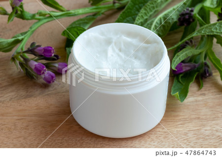 A jar of comfrey cream with fresh symphytum plant A jar of comfrey cream with fresh symphytum plant 47864743