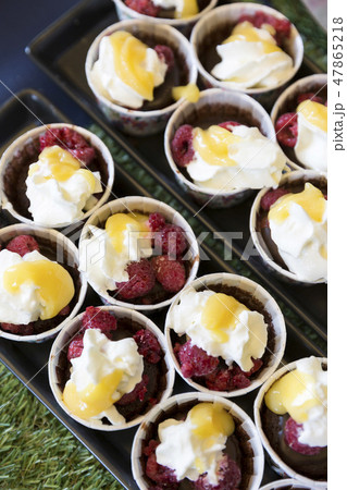 Delicious raspberries and chocolate Cupcake Delicious raspberries and chocolate Cupcake 47865218