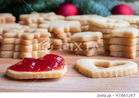 Filling Linzer Christmas cookies with jam 47865267