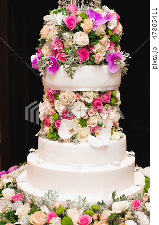 Wedding details - tasty wedding cake dessert with decoration 47865411