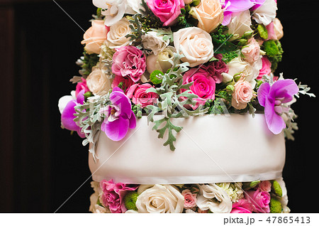 Wedding details - tasty wedding cake dessert with decoration 47865413