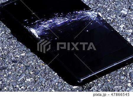 破損したスマートフォン　割れた液晶画面　SONY Xperia 47866545